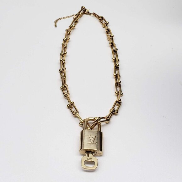 100% Auth Louis Vuitton Lock & Key with Unbranded Gold Plated Chain Necklace - Picture 3 of 11